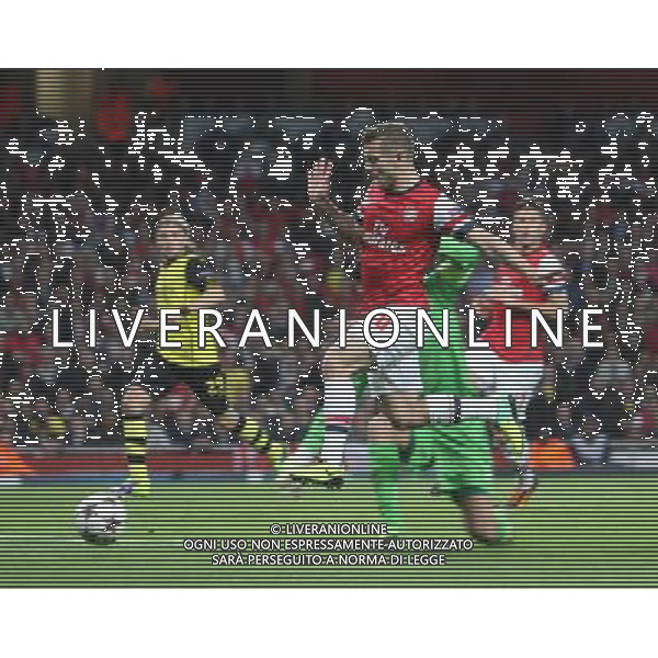 Arsenal\'s Jack Wilshere beats Borussia Dortmund\'s Roman Weidenfeller Photo by Kieran Galvin/CameraSport Football - UEFA Champions League Group F - Arsenal v Borussia Dortmund - Tuesday 22nd October 2013 - emirates stadium - London å© CameraSport - 43 Linden Ave. Countesthorpe. Leicester. England. LE8 5PG - Tel: +44 (0) 116 277 4147 - admin@camerasport.com - www.camerasport.com /AGENZIA ALDO LIVERANI SAS - ITALY ONLY - EDITORIAL USE ONLY