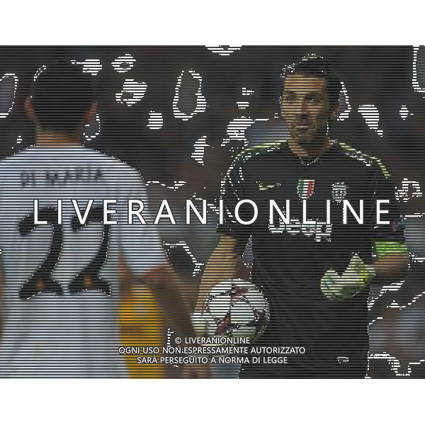 UEFA Champions League 2013/2014 Gruppo B Madrid (Spagna) - 23.10.2013 Real Madrid-Juventus Nella Foto:buffon stupito con di maria per il rigore /Ph.Vitez-Ag. Aldo Liverani