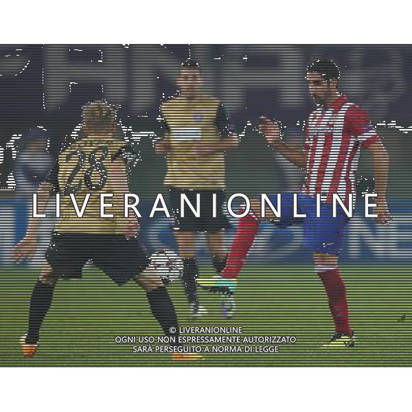 22.10.2013, Ernst Happel Stadion, AUT, UEFA Champions League, FK Austria Wien vs Atletico Madrid, Gruppe G, im Bild Daniel Royer, (FK Austria Wien, #28) und Raul Garcia Escudero, (Atletico Madrid, #8) // during the UEFA Champions League group G match between FK Austria Vienna and Club Atletico de Madrid at the Ernst Happel Stadion in Vienna, Austria on 2013/10/22. Â©photoshot/AGENZIA ALDO LIVERANI SAS - ITALY ONLY - FK Austria Vienna vs Atletico Madrid UEFA Champions gruppo G a Ernst Happel Stadion di Vienna, in Austria 22 ottobre 2013 