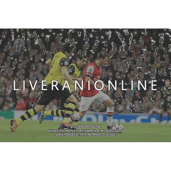 22.10.2013, Emirates Stadion, London, ENG, UEFA CL, FC Arsenal vs Borussia Dortmund, im Bild Mesut Oezil #11 (Arsenal FC) verfolgt von Neven Subotic #4 (Borussia Dortmund), Henrikh \'Micki\' Mkhihtaryan #10 (Borussia Dortmund), Aktion, Action // during the UEFA Champions League group F match between Arsenal FC and Borussia Dortmund at the Emirates Stadion in London, Great Britain on 2013/10/22. *****ATTENTION - OUT of GER***** ©PHOTOSHOT/AGENZIA ALDO LIVERANI SAS - ITALY ONLY - Arsenal v Borussia Dortmund UEFA Champions League Group F 22 ottobre 2013