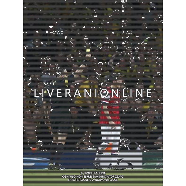 (131023) -- LONDON, Oct. 23, 2013 () -- Referee Jonas Eriksson shows Mesut Ozil(R) of Arsenal a yellow card during the UEFA Champions League Group F match between Arsenal FC and Borussia Dortmund at Emirates Stadium in London, Britain on Oct. 22, 2013. Arsenal lost 1-2.(/Wang Lili) ©PHOTOSHOT/AGENZIA ALDO LIVERANI SAS - ITALY ONLY - Arsenal v Borussia Dortmund UEFA Champions League Group F 22 ottobre 2013