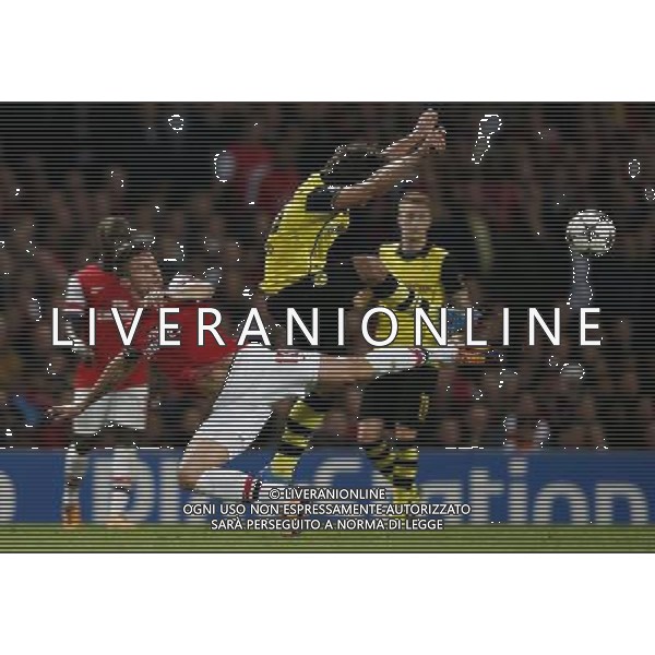 (131023) -- LONDON, Oct. 23, 2013 () -- Olivier Giroud(L) of Arsenal FC vies with Mats Hummels of Borussia Dortmund during the UEFA Champions League Group F match between Arsenal FC and Borussia Dortmund at Emirates Stadium in London, Britain on Oct. 22, 2013. Arsenal lost 1-2.(/Wang Lili) ©PHOTOSHOT/AGENZIA ALDO LIVERANI SAS - ITALY ONLY - Arsenal v Borussia Dortmund UEFA Champions League Group F 22 ottobre 2013