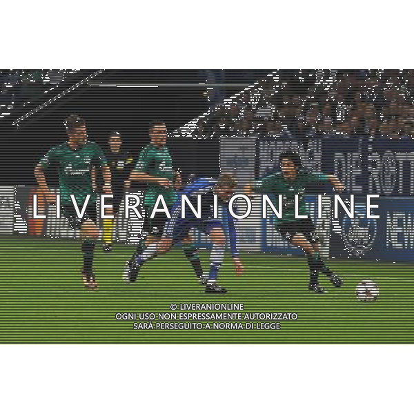 22.10.2013, Veltins Arena, Gelsenkirchen, GER, UEFA CL, FC Schalke 04 vs FC Chelsea, im Bild Andre Schuerrle ( mitte Chelsea FC ) beschaeftigt direkt drei Schalker, v l n r Roman Neustaedter, Christian Clemens sowie Atsuto Uchida ( alle chalke 04 / Action / Aktion ) // during the UEFA Champions League group E match between FC Schalke 04 and FC Chelsea at the Veltins Arena in Gelsenkirchen, Germany on 2013/10/22. *****ATTENTION - OUT of GER***** ©photoshot/AGENZIA ALDO LIVERANI SAS - ITALY ONLY - EDITORIAL USE ONLY