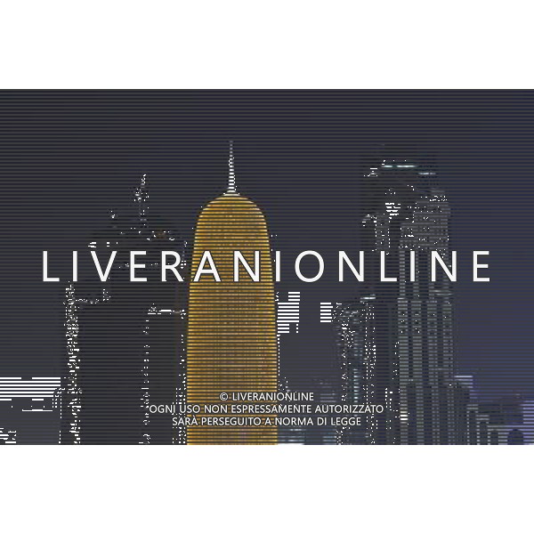 26.12.2012, Doha, QAT, Skyline von Doha bei Nacht, im Bild Nachtaufnahme Skyline von Doha mit Al Bidda Tower, World Trade Center, Palm Tower 1 and 2, Burj Qatar Tower goldene Illumination, Doha, Katar, Qatar, Persischer Golf, Naher Osten, Asien // Picture of the Night Skyline of Doha, Quatar on 2012/12/26. *****ATTENTION - OUT of GER***** ©photoshot/AGENZIA ALDO LIVERANI SAS - ITALY ONLY - Le torri di Doha all\'orizzonte nella notte in Qatar