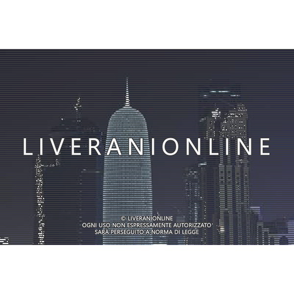 26.12.2012, Doha, QAT, Skyline von Doha bei Nacht, im Bild Nachtaufnahme Skyline von Doha mit Al Bidda Tower, World Trade Center, Palm Tower 1 and 2, Burj Qatar Tower silberne Illumination, Doha, Katar, Qatar, Persischer Golf, Naher Osten, Asien // Picture of the Night Skyline of Doha, Quatar on 2012/12/26. *****ATTENTION - OUT of GER***** ©photoshot/AGENZIA ALDO LIVERANI SAS - ITALY ONLY - Le torri di Doha all\'orizzonte nella notte in Qatar