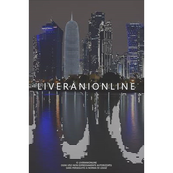 26.12.2012, Doha, QAT, Skyline von Doha bei Nacht, im Bild Nachtaufnahme Skyline von Doha mit Al Bidda Tower, World Trade Center, Palm Tower 1 and 2, Burj Qatar Tower silberne Illumination, Tornado Tower, Doha, Katar, Qatar, Persischer Golf, Naher Osten, Asien // Picture of the Night Skyline of Doha, Quatar on 2012/12/26. *****ATTENTION - OUT of GER***** ©photoshot/AGENZIA ALDO LIVERANI SAS - ITALY ONLY - Le torri di Doha all\'orizzonte nella notte in Qatar