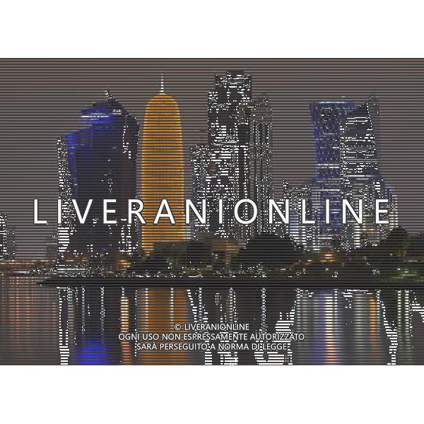 26.12.2012, Doha, QAT, Skyline von Doha bei Nacht, im Bild Nachtaufnahme Skyline von Doha mit Al Bidda Tower, World Trade Center, Palm Tower 1 and 2, Burj Qatar Tower goldene Illumination, Tornado Tower, Doha, Katar, Qatar, Persischer Golf, Naher Osten, Asien // Picture of the Night Skyline of Doha, Quatar on 2012/12/26. *****ATTENTION - OUT of GER***** ©photoshot/AGENZIA ALDO LIVERANI SAS - ITALY ONLY - Le torri di Doha all\'orizzonte nella notte in Qatar