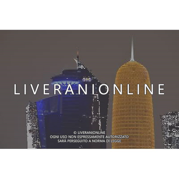 26.12.2012, Doha, QAT, Skyline von Doha bei Nacht, im Bild Nachtaufnahme Skyline von Doha mit Al Bidda Tower, World Trade Center, Palm Tower 1 and 2, Burj Qatar Tower goldene Illumination, Doha, Katar, Qatar, Persischer Golf, Naher Osten, Asien // Picture of the Night Skyline of Doha, Quatar on 2012/12/26. *****ATTENTION - OUT of GER***** ©photoshot/AGENZIA ALDO LIVERANI SAS - ITALY ONLY - Le torri di Doha all\'orizzonte nella notte in Qatar