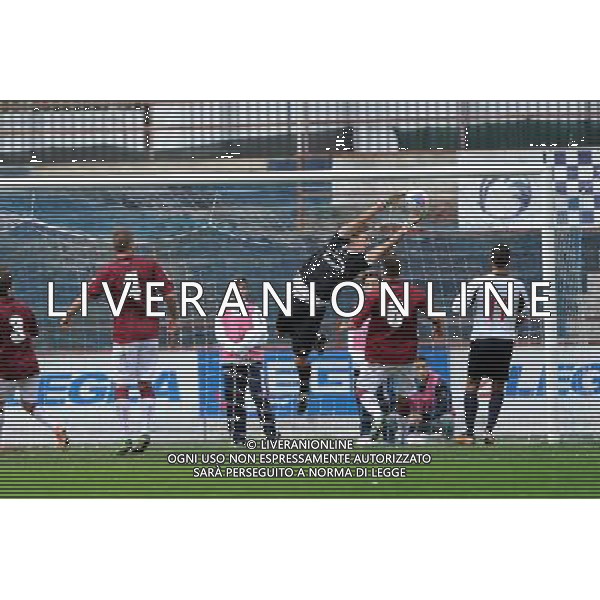 Savona 27-10-2013 Stadio Valerio Bacigalupo Campionato Lega PRO Prima Divisione girone A - 8å¡ giornata Savona - Reggiana nella foto Bellucci para un tiro all\'incrocio dei pali foto Roberto Garavaglia - ag. Aldo Liverani sas