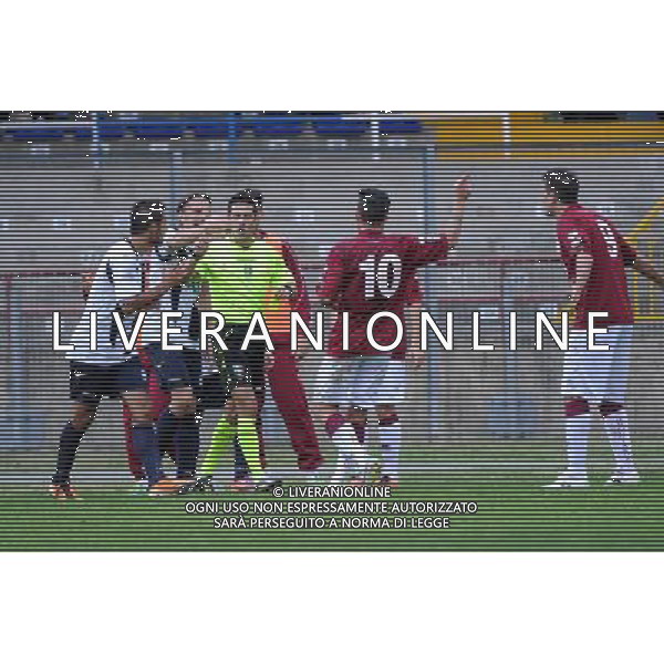 Savona 27-10-2013 Stadio Valerio Bacigalupo Campionato Lega PRO Prima Divisione girone A - 8Â° giornata Savona - Reggiana nella foto a meta\' secondo tempo l\'arbitro prima assegna un rigore per il Savona poi torna sulla sua decisione per la segnalazione di un precedente fuorigioco da parte del guardalinee suscitando le proteste prima della Reggiana e poi del Savona foto Roberto Garavaglia - ag. Aldo Liverani sas
