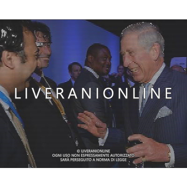 Britain\'s Prince Charles, Prince of Wales (R) speaks with guests during a reception and gala dinner at the end of the opening day of the 9th World Islamic Economic Forum in London on October 29, 2013. The Prince of Wales addressed visiting dignatories and guests at the gala dinner as London plays host to the first World Islamic Forum outside the Muslim world. ©photoshot/AGENZIA ALDO LIVERANI SAS - ITALY ONLY - REALI INGLESI: Il principe Carlo d\'Inghilterra alla cena di gala al 9¡ World Islamic Economic Forum (Forum mondiale islamico) a Londra il 29 Ottobre 2013