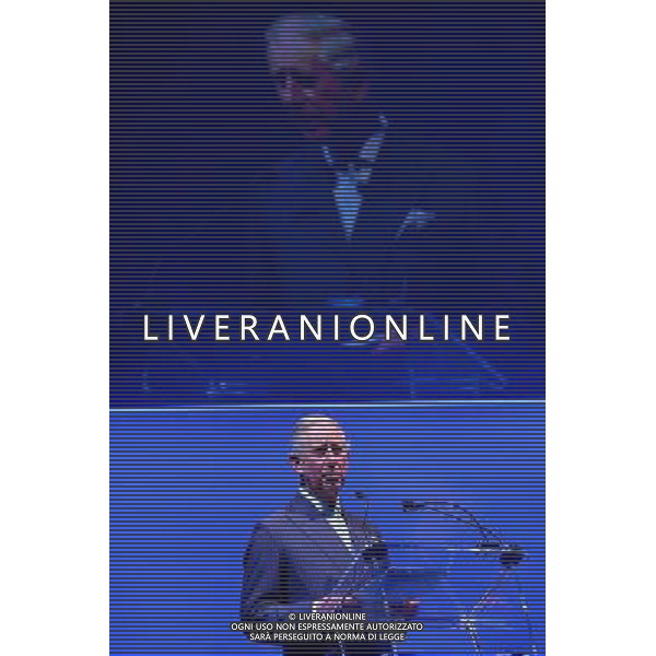 Britain\'s Prince Charles, Prince of Wales delivers his address during a reception and gala dinner at the end of the opening day of the 9th World Islamic Economic Forum in London on October 29, 2013. The Prince of Wales addressed visiting dignatories and guests at the gala dinner as London plays host to the first World Islamic Forum outside the Muslim world. ©photoshot/AGENZIA ALDO LIVERANI SAS - ITALY ONLY - REALI INGLESI: Il principe Carlo d\'Inghilterra alla cena di gala al 9¡ World Islamic Economic Forum (Forum mondiale islamico) a Londra il 29 Ottobre 2013