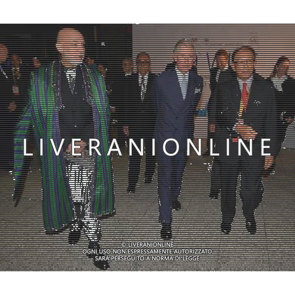 Britain\'s Prince Charles, Prince of Wales (C) walks with Afghan President Hamid Karzai (L) and Chairman of the WIEF Foundation Tun Musa Hitam (R) during a reception and gala dinner at the end of the opening day of the 9th World Islamic Economic Forum in London on October 29, 2013. The Prince of Wales addressed visiting dignatories and guests at the gala dinner as London plays host to the first World Islamic Forum outside the Muslim world. ©photoshot/AGENZIA ALDO LIVERANI SAS - ITALY ONLY - REALI INGLESI: Il principe Carlo d\'Inghilterra alla cena di gala al 9¡ World Islamic Economic Forum (Forum mondiale islamico) a Londra il 29 Ottobre 2013