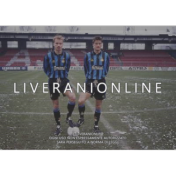 ARCHIVIO LIVERANI NELLAFOTO DENNIS BERGKAMP CON LA MAGLIA INTER E WIM JONK AG ALDO LIVERANI SAS