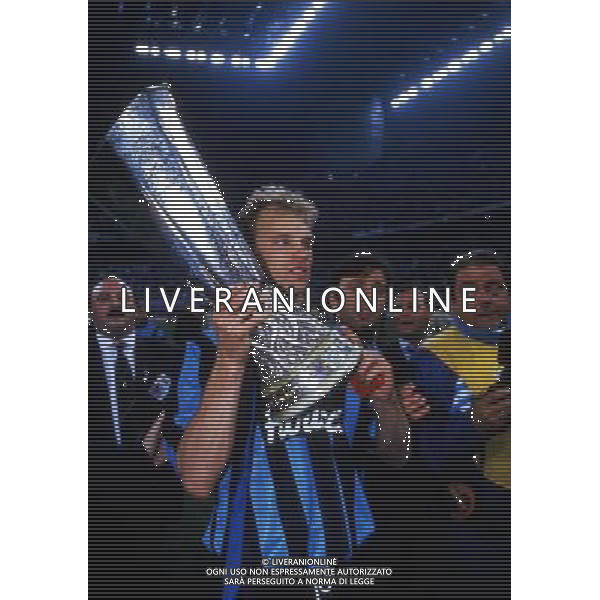 ARCHIVIO LIVERANI NELLAFOTO DENNIS BERGKAMP CON LA MAGLIA INTER AG ALDO LIVERANI SAS