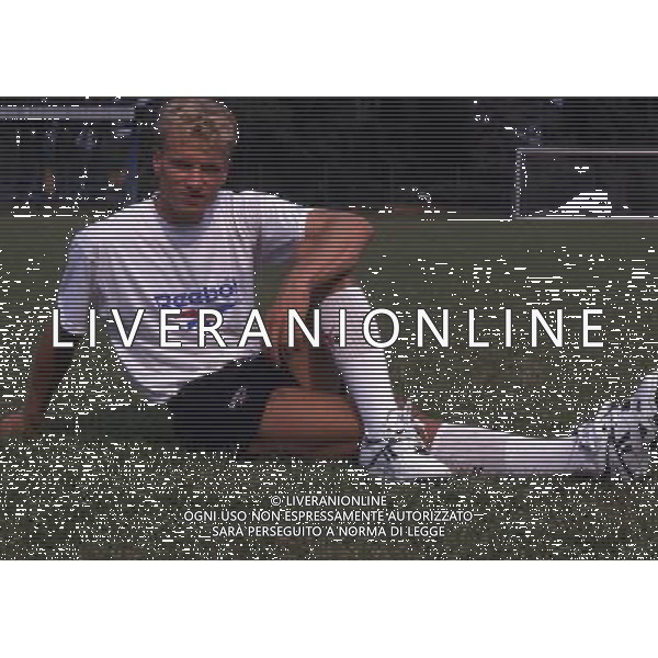 ARCHIVIO LIVERANI NELLAFOTO DENNIS BERGKAMP CON LA MAGLIA INTER AG ALDO LIVERANI SAS