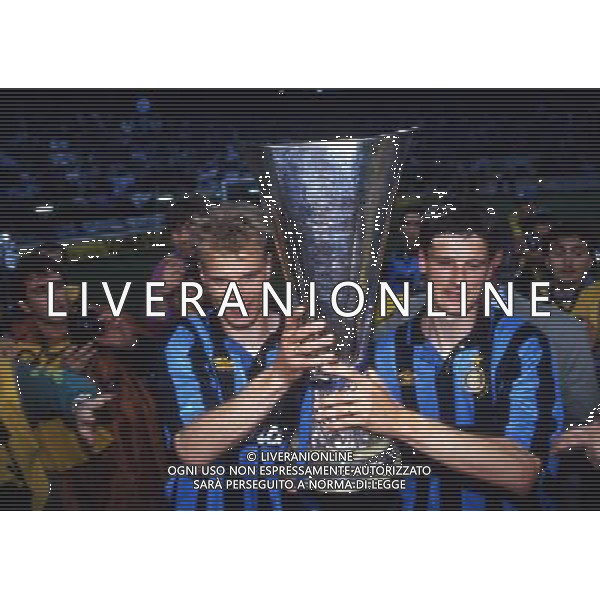 ARCHIVIO LIVERANI NELLAFOTO DENNIS BERGKAMP CON LA MAGLIA INTER E WIM JONK CON LA COPPA UEFA AG ALDO LIVERANI SAS