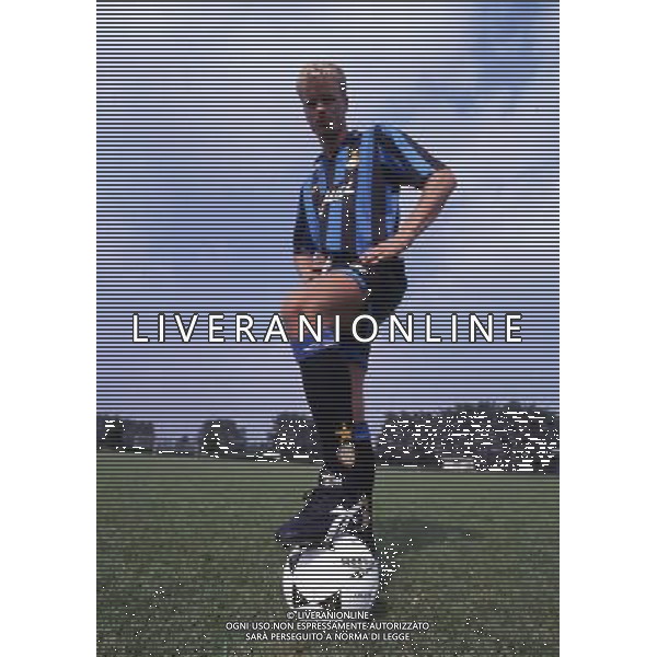 ARCHIVIO LIVERANI NELLAFOTO DENNIS BERGKAMP CON LA MAGLIA INTER AG ALDO LIVERANI SAS