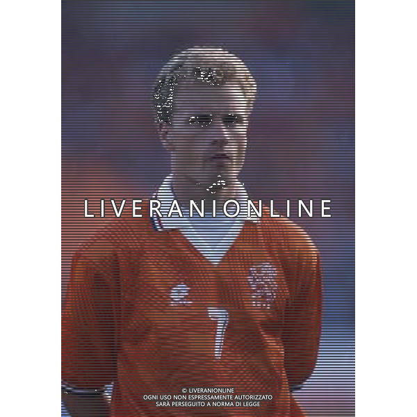 ARCHIVIO LIVERANI NELLA FOTO DENNIS BERGKAMP CON LA MAGLIA NAZIONALE OLANDA AG ALDO LIVERANI SAS