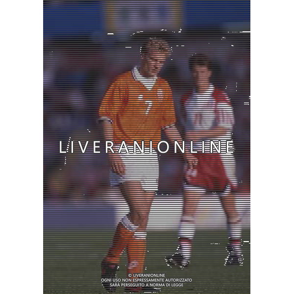 ARCHIVIO LIVERANI NELLA FOTO DENNIS BERGKAMP CON LA MAGLIA NAZIONALE OLANDA AG ALDO LIVERANI SAS