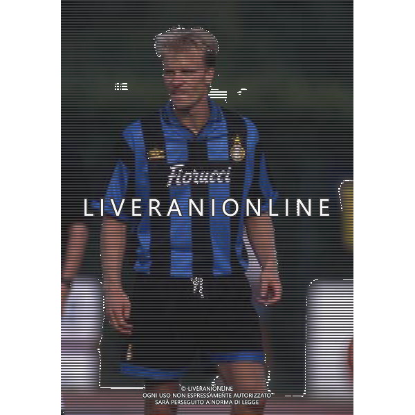 ARCHIVIO LIVERANI NELLAFOTO DENNIS BERGKAMP CON LA MAGLIA INTER AG ALDO LIVERANI SAS