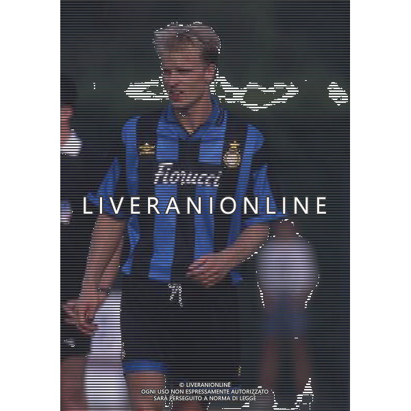 ARCHIVIO LIVERANI NELLAFOTO DENNIS BERGKAMP CON LA MAGLIA INTER AG ALDO LIVERANI SAS