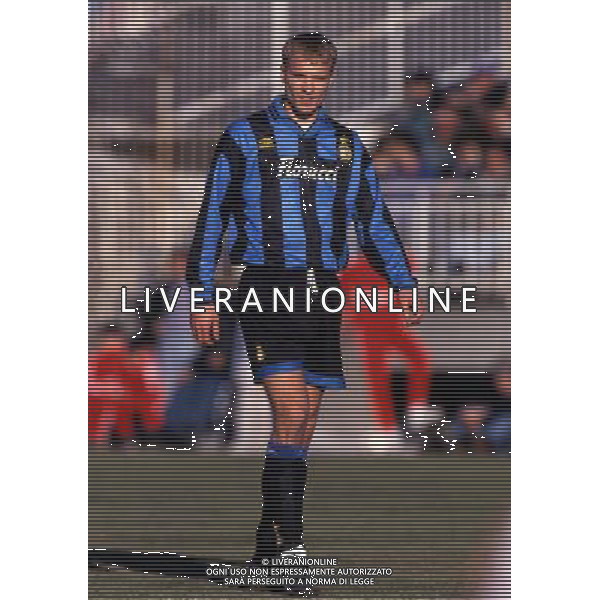 ARCHIVIO LIVERANI NELLAFOTO DENNIS BERGKAMP CON LA MAGLIA INTER AG ALDO LIVERANI SAS