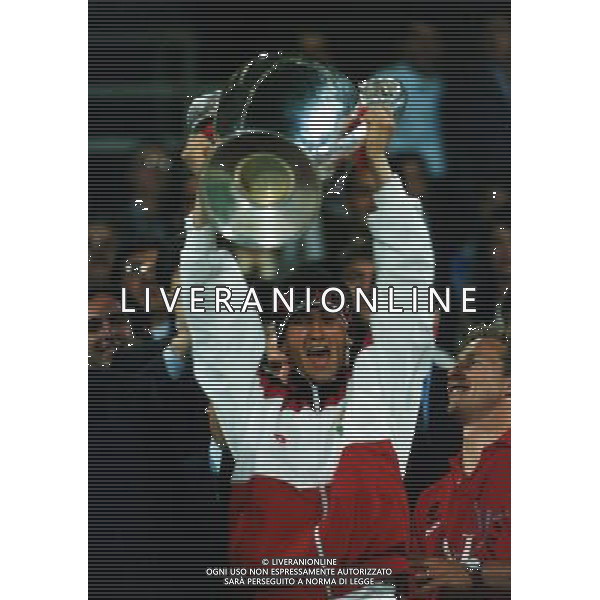 ARCHIVIO LIVERANI NELLA FOTO CHRISTIAN PANUCCI CON MAGLIA DEL MILAN E LA COPPA DEI CAMPIONI AG ALDO LIVERANI SAS