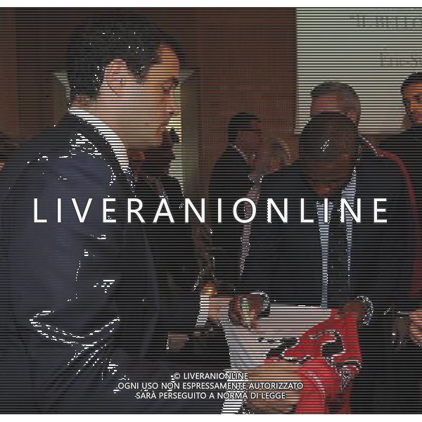 XIII Premio Giacinto Facchetti Gazzetta dello Sport \'Il Bello del Calcio\' Milano - 04.11.2013 Nella Foto:Abidal autografa la sua maglia /Ph.Vitez-Ag. Aldo Liverani