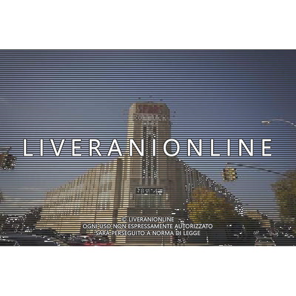 The Sears Roebuck and Co. store in Flatbush in Brooklyn in New York on Saturday, November 2, 2013. Sears Holdings is considering selling its Sears Auto Center and Lands\' End units. The Brooklyn art deco store with its 10 store tower as built in in 1932 and was designated a city landmark in 2012. It was designed by the architecture firm Nimmons Car \' Wright ©photoshot/AGENZIA ALDO LIVERANI SAS - ITALY ONLY - Vedute della citta\' di New York