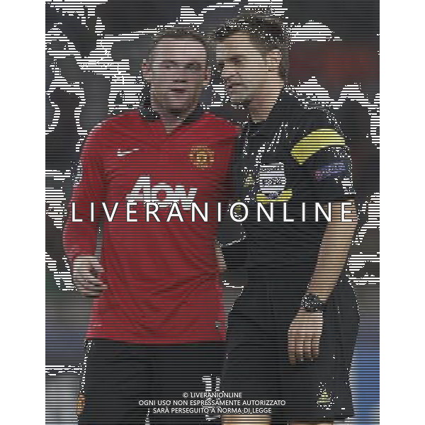 05.11.2013, Anoeta Stadion, San Sebastian, ESP, UEFA CL, Real Sociedad vs Manchester United, Gruppe A, im Bild Manchester United FC\'s Wayne Rooney with the referee Nicola Rizzoli (r) // Manchester United FC\'s Wayne Rooney with the referee Nicola Rizzoli (r) during UEFA Champions League group A match between Real Sociedad and Manchester United at the Anoeta Stadion in San Sebastian, Spain on 2013/11/06. *****ATTENTION - OUT of ESP, SUI***** ©PHOTOSHOT/AGENZIA ALDO LIVERANI SAS - ITALY ONLY - EDITORIAL USE ONLY