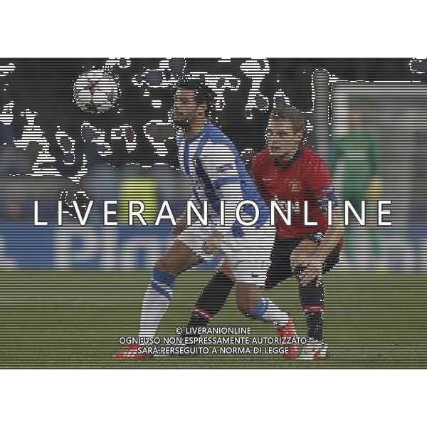 05.11.2013, Anoeta Stadion, San Sebastian, ESP, UEFA CL, Real Sociedad vs Manchester United, Gruppe A, im Bild Real Sociedad\'s Carlos Vela (l) and Manchester United FC\'s Nemanja Vidic // Real Sociedad\'s Carlos Vela (l) and Manchester United FC\'s Nemanja Vidic during UEFA Champions League group A match between Real Sociedad and Manchester United at the Anoeta Stadion in San Sebastian, Spain on 2013/11/06. *****ATTENTION - OUT of ESP, SUI***** ©PHOTOSHOT/AGENZIA ALDO LIVERANI SAS - ITALY ONLY - EDITORIAL USE ONLY