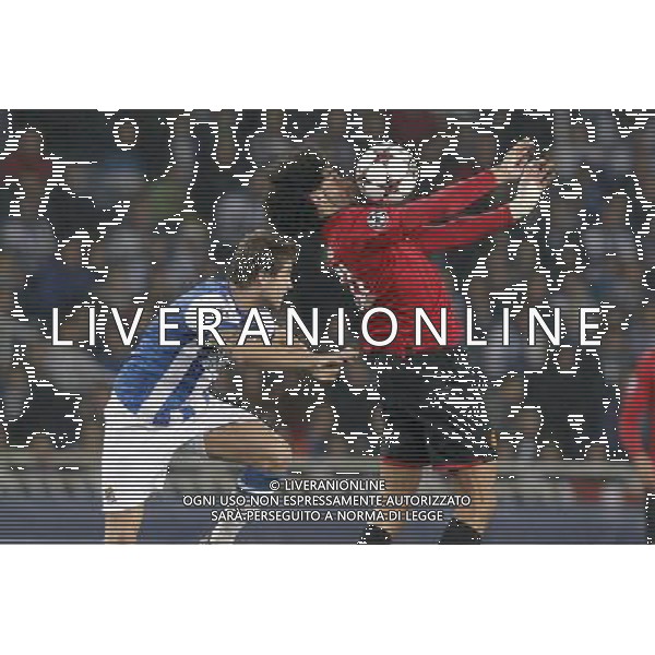 05.11.2013, Anoeta Stadion, San Sebastian, ESP, UEFA CL, Real Sociedad vs Manchester United, Gruppe A, im Bild Real Sociedad\'s Inigo Martinez (l) and Manchester United FC\'s Marouane Fellaini // Real Sociedad\'s Inigo Martinez (l) and Manchester United FC\'s Marouane Fellaini during UEFA Champions League group A match between Real Sociedad and Manchester United at the Anoeta Stadion in San Sebastian, Spain on 2013/11/06. *****ATTENTION - OUT of ESP, SUI***** ©PHOTOSHOT/AGENZIA ALDO LIVERANI SAS - ITALY ONLY - EDITORIAL USE ONLY
