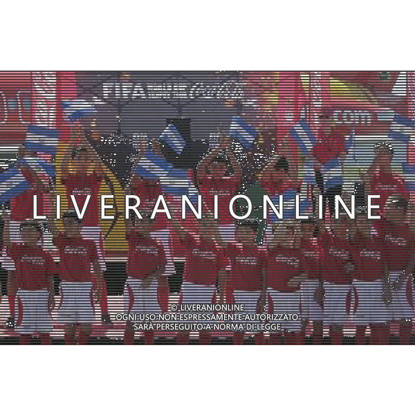(131106) -- ILOPANGO, Nov. 6, 2013 () -- Children wave flags to greet the arrival of the FIFA World Cup Troph at the Ilopango\'s Airport of San Salvador, capital of El Salvador, on Nov. 5, 2013. The trophy will remain for two days in San Salvador, as a part of the FIFA World Cup Trophy Tour which began in Brazil on Sept. 12 and will conclude before the start of the FIFA World Cup Brazil 2014, after visiting 89 countries. (/Oscar Rivera) (rt) (sp) ©photoshot/AGENZIA ALDO LIVERANI SAS - ITALY ONLY - Il trofeo della coppa del mondo FIFA World Cup Trophy, all\'aeroporto del Ilopango di San Salvador, capitale di El Salvador, 5 Novembre 2013 dove rimarra\' per due giorni come parte del Tour che si concludera\' dopo aver visitato 89 paesi