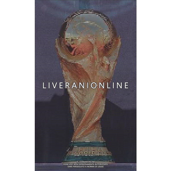 (131106) -- ILOPANGO, Nov. 6, 2013 () -- FIFA World Cup Trophy, is shown at the Ilopango\'s Airport of San Salvador, capital of El Salvador, on Nov. 5, 2013. The trophy will remain for two days in San Salvador, as a part of the FIFA World Cup Trophy Tour which began in Brazil on Sept. 12 and will conclude before the start of the FIFA World Cup Brazil 2014, after visiting 89 countries. (/Oscar Rivera) (rt) (sp) ©photoshot/AGENZIA ALDO LIVERANI SAS - ITALY ONLY - Il trofeo della coppa del mondo FIFA World Cup Trophy, all\'aeroporto del Ilopango di San Salvador, capitale di El Salvador, 5 Novembre 2013 dove rimarra\' per due giorni come parte del Tour che si concludera\' dopo aver visitato 89 paesi