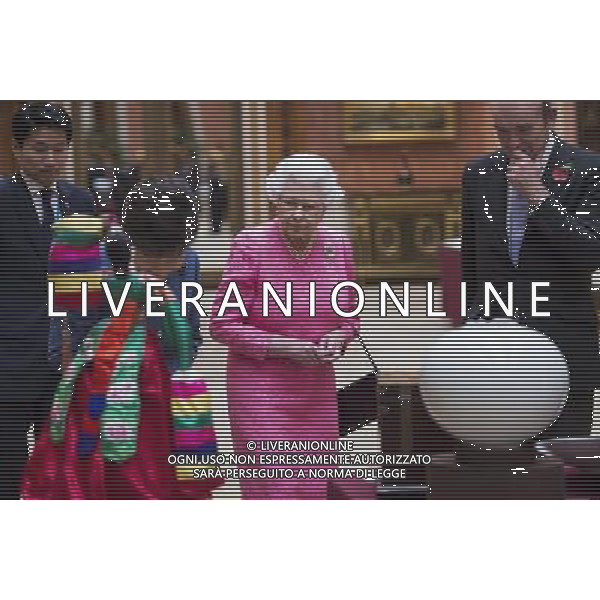 The President of the Republic of Korea Park Geun-Hye , Prince Philip, Duke of Edinburgh and Queen Elizabeth II look at an exhibition of Korean related items from the Royal Collection and Royal Archives in the Picture Gallery of Buckingham Palace on the 5th of November 2013, London, England. ©photoshot/AGENZIA ALDO LIVERANI SAS - ITALY ONLY - EDITORIAL USE ONLY - REALI INGLESI: Il Presidente della Repubblica di Corea Park Geun-Hye, Principe Filippo, Duca di Edimburgo e la regina Elisabetta II osservano gli oggetti coreani dalla Royal Collection e Royal Archives in mostra nella Pinacoteca di Buckingham Palace il 5 Novembre 2013 , Londra, Inghilterra
