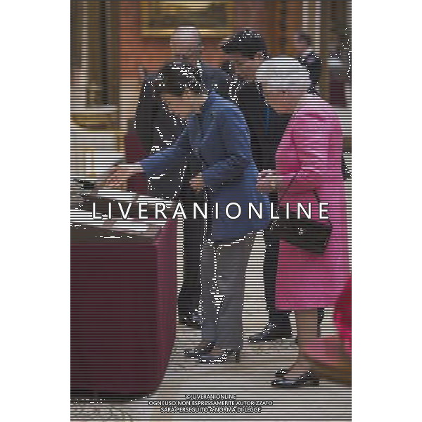 The President of the Republic of Korea Park Geun-Hye , Prince Philip, Duke of Edinburgh and Queen Elizabeth II look at an exhibition of Korean related items from the Royal Collection and Royal Archives in the Picture Gallery of Buckingham Palace on the 5th of November 2013, London, England. ©photoshot/AGENZIA ALDO LIVERANI SAS - ITALY ONLY - EDITORIAL USE ONLY - REALI INGLESI: Il Presidente della Repubblica di Corea Park Geun-Hye, Principe Filippo, Duca di Edimburgo e la regina Elisabetta II osservano gli oggetti coreani dalla Royal Collection e Royal Archives in mostra nella Pinacoteca di Buckingham Palace il 5 Novembre 2013 , Londra, Inghilterra