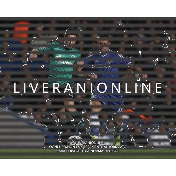 Shalke\'s Julian Draxler despite the attentions of Chelsea\'s Cesar Azpilicueta Photo by Kieran Galvin/CameraSport Football - UEFA Champions League Group E - Chelsea v Schalke - Wednesday 6th November 2013 - Stamford bridge - London Â© CameraSport - 43 Linden Ave. Countesthorpe. Leicester. England. LE8 5PG - Tel: +44 (0) 116 277 4147 - admin@camerasport.com - www.camerasport.com AG ALDO LIVERANI SAS ONLY ITALY
