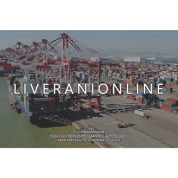 (131108) -- QINGDAO, Nov. 8, 2013 () -- Photo taken on Nov. 7, 2013 shows a container terminal at the Port of Qingdao, east China\'s Shandong Province. In the first 10 months of 2013, China\'s exports and imports gained 7.6 percent from a year earlier, with the trade surplus growing 12 percent year on year to 1.25 trillion yuan. (/Yu Fangping) (mt) ©Photoshot/Ag. Aldo Liverani s.a.s.-Only Italy-Editorial Use Only
