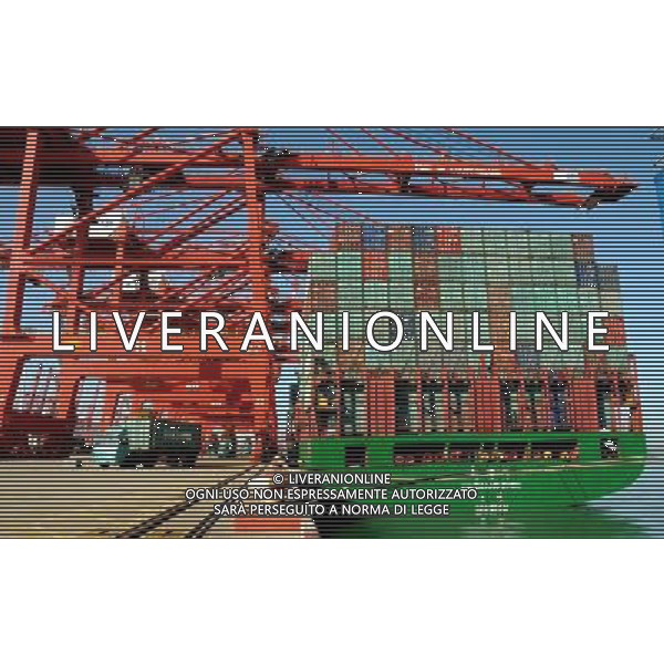 (131108) -- LIANYUNGANG, Nov. 8, 2013 () -- Import goods are unloaded from a cargo ship at the Port of Lianyungang, east China\'s Jiangsu Province, Nov. 5, 2013. In the first 10 months of 2013, China\'s exports and imports gained 7.6 percent from a year earlier, with the trade surplus growing 12 percent year on year to 1.25 trillion yuan. (/Wang Chun) (mt) ©Photoshot/Ag. Aldo Liverani s.a.s.-Only Italy-Editorial Use Only