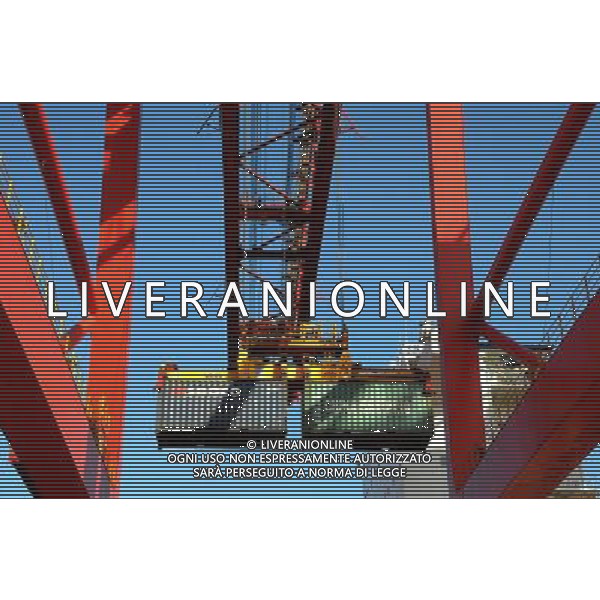 (131108) -- LIANYUNGANG, Nov. 8, 2013 () -- Import goods are unloaded from a cargo ship at the Port of Lianyungang, east China\'s Jiangsu Province, Nov. 5, 2013. In the first 10 months of 2013, China\'s exports and imports gained 7.6 percent from a year earlier, with the trade surplus growing 12 percent year on year to 1.25 trillion yuan. (/Wang Chun) (mt) ©Photoshot/Ag. Aldo Liverani s.a.s.-Only Italy-Editorial Use Only