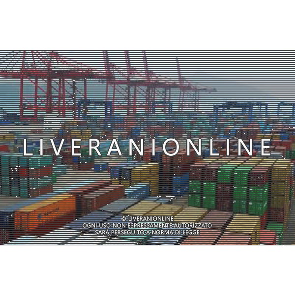 (131108) -- LIANYUNGANG, Nov. 8, 2013 () -- Containers of export goods are seen at the Port of Lianyungang, east China\'s Jiangsu Province, Nov. 8, 2013. In the first 10 months of 2013, China\'s exports and imports gained 7.6 percent from a year earlier, with the trade surplus growing 12 percent year on year to 1.25 trillion yuan. (/Wang Chun) (mt) ©Photoshot/Ag. Aldo Liverani s.a.s.-Only Italy-Editorial Use Only