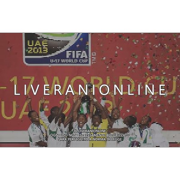 (131109) -- ABU DHABI, Nov. 9, 2013 () -- Team Nigeria celebrate winning the champion of the U-17 soccer World Cup at the end of the final match between Nigeria and Mexico in Abu Dhabi, United Arab Emirates, Nov. 8, 2013. Nigeria won 3-0. (/An Jiang) ©Photoshot/Ag. Aldo Liverani s.a.s.-Only Italy-Editorial Use Only