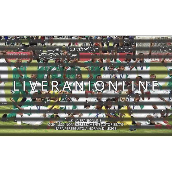 (131109) -- ABU DHABI, Nov. 9, 2013 () -- Team Nigeria celebrate winning the champion of the U-17 soccer World Cup at the end of the final match between Nigeria and Mexico in Abu Dhabi, United Arab Emirates, Nov. 8, 2013. Nigeria won 3-0. (/An Jiang) ©Photoshot/Ag. Aldo Liverani s.a.s.-Only Italy-Editorial Use Only