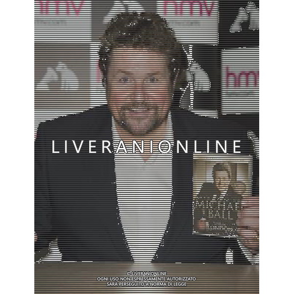 Michael Ball signs copies of his new DVD, Both Sides Now,at HMV Oxford Street, london, AG ALDO LIVERANI SAS ONLY ITALY
