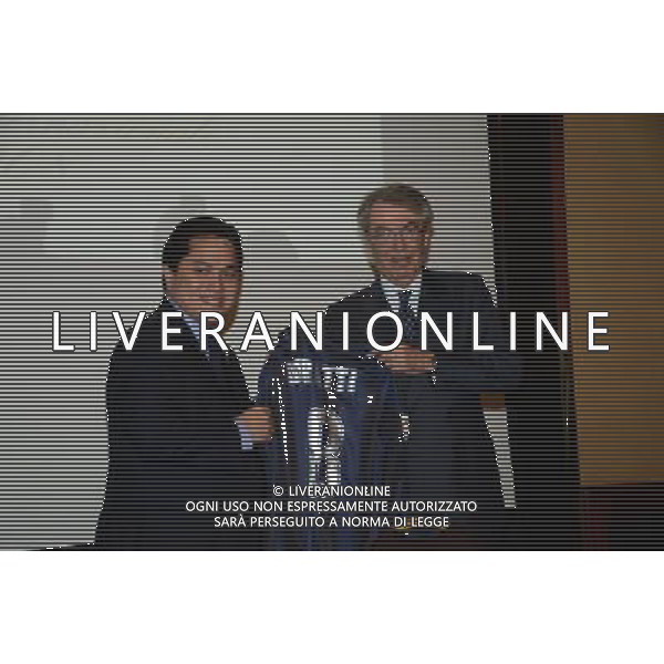 MILANO 15 -11-2013 HOTEL MELIA NUOVO CDA INTER E PASSAGGIO DI CONSEGNE TRA MASSIMO MORATTI ED ERICK THOHIR NELLA FOTO MASSIMO MORATTI CON ERICK THOHIR FOTO ALDO GAZZANIGA-AG ALDO LIVERANI SAS