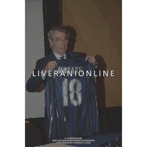 MILANO 15 -11-2013 HOTEL MELIA NUOVO CDA INTER E PASSAGGIO DI CONSEGNE TRA MASSIMO MORATTI ED ERICK THOHIR NELLA FOTO MASSIMO MORATTI CON LA MAGLIA REGALATA DA ERICK THOHIR FOTO ALDO GAZZANIGA-AG ALDO LIVERANI SAS