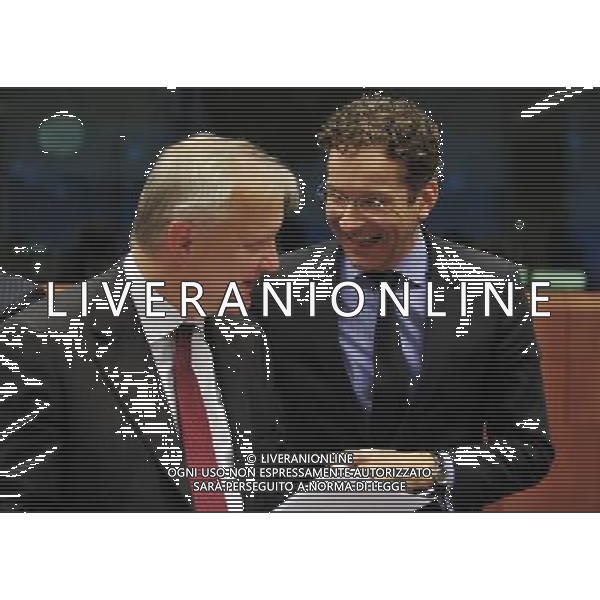(131114) -- BRUSSELS, Nov 14, 2013 () -- Eurogroup president Jeroen Dijsselbloem (R) talks with EU commissioner for Economic and Monetary Affairs Olli Rehn prior to a Eurozone finance ministers meeting at the EU Headquarters in Brussels, Nov 14, 2013. The 17-nation eurozone economy grew just 0.1 percent in the third quarter after a gain of 0.3 percent in the previous quarter, the Eurostat data showed on Thursday. (/Ye Pingfan) ©photoshot/AGENZIA ALDO LIVERANI SAS - ITALY ONLY - EDITORIAL USE ONLY - Riunione mensile dei ministri delle finanze Ecofin dell\'Unione europea a Bruxelles, in Belgio 15 novembre 2013