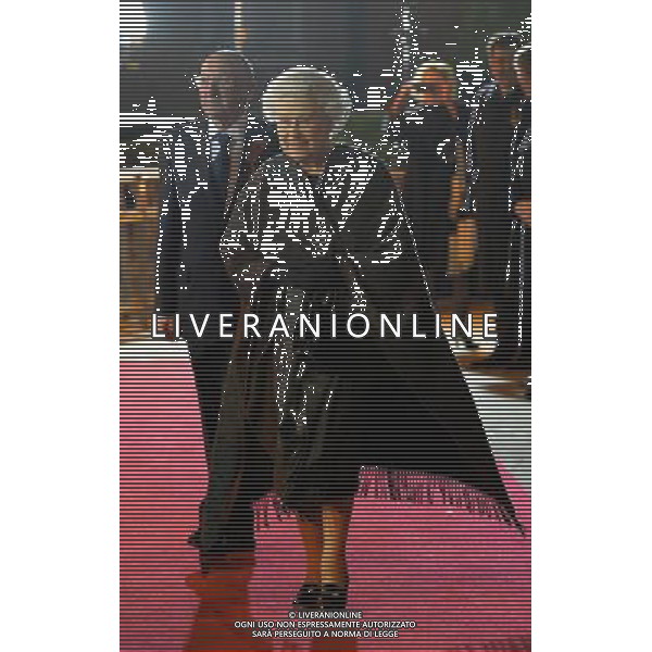 Britain\'s Queen Elizabeth II arrives to view the Queen Elizabeth II Diamond Jubilee Steps at the Royal Albert Hall in central London on November 9, 2013. The South Steps were renamed the Queen Elizabeth II Diamond Jubilee Steps in 2012 in celebration of the Diamond Jubilee. ©photohsot/AGENZIA ALDO LIVERANI SAS - ITALY ONLY - EDITORIAL USE ONLY ©photoshot/AGENZIA ALDO LIVERANI SAS - ITALY ONLY - EDITORIAL USE ONLY - REALI INGLESI: La Regina Elisabetta II d\'Inghilterra e il marito Filippo Duca di Edimburgo arrivano durante l\'annuale Royal British Legion Festival of Remembrance a Londra