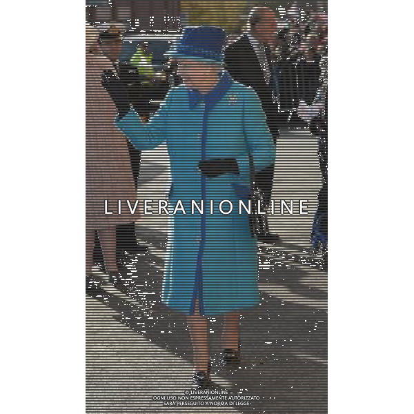 MANCHESTER, ENGLAND - NOVEMBER 14: Queen Elizabeth II and Prince Philip, Duke of Edinburgh arrive for a visit to The Factory Youth Zone on November 14, 2013 in Manchester, England. ©photoshot/AGENZIA ALDO LIVERANI SAS - ITALY ONLY - EDITORIAL USE ONLY - Reali Inglesi: La Regina Elisabetta II d\'inghilterra e il marito Filippo Duca di Edimburgo in Visita a Manchester Gran Bretagna - 14 novembre 2013